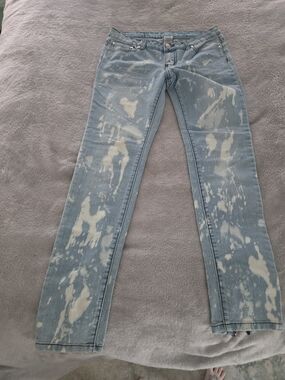 Women’s Light Blue Bleach-Splatter Jeans